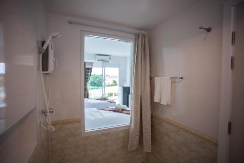 白房子酒店的一间浴室