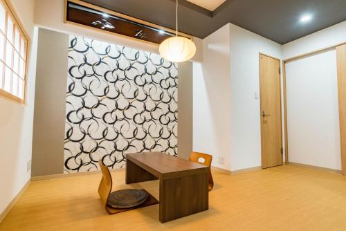 大阪Bijou Suites Nagomi的一间设有桌子和墙壁的房间