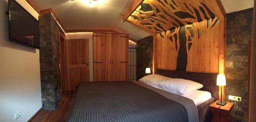 滨湖采尔兰斯豪斯玛里兹酒店的一间卧室,卧室内配有一张大床