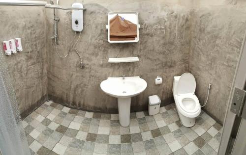 库德岛库德岛卡马斯里旅馆的一间带水槽和卫生间的浴室