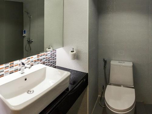 合艾合艾席隆精品酒店的一间带水槽、卫生间和镜子的浴室