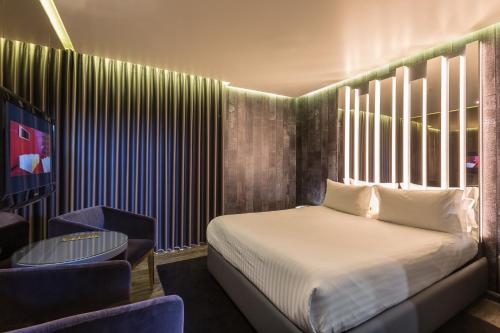 加亚新城特洛皮卡纳汽车旅馆的卧室配有一张床和一张桌子及椅子