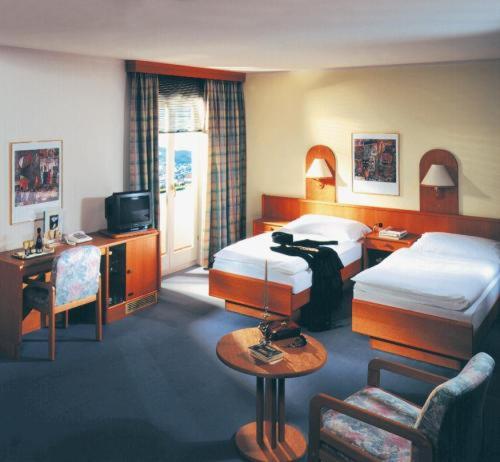 ZwönitzHotel Stadt Zwönitz Josiger GbR的酒店客房设有两张床和电视。