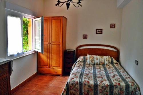 菲尼斯特雷Casa Playa Fisterra的一间卧室设有一张床和一个窗口