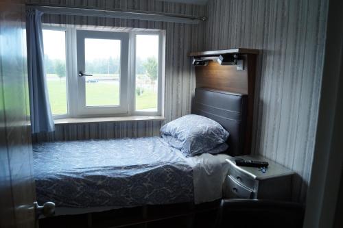 Coolock玛丽住宿加早餐旅馆的一间小卧室,配有床和窗户