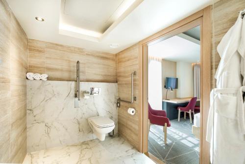 库塔伊西贝斯特韦斯特酒店的一间浴室