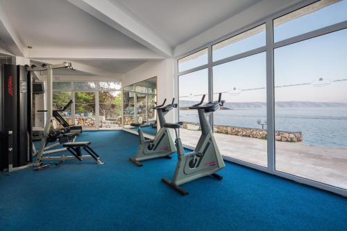 耶尔萨Fontana Resort的配有有氧运动器材的健身房,享有水景