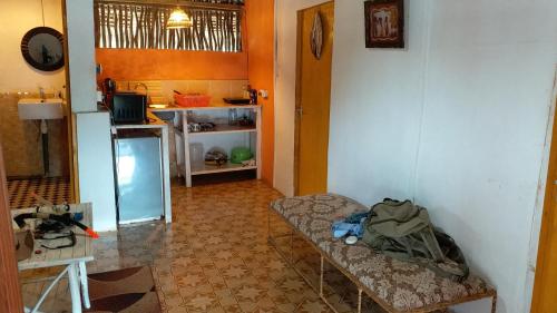 迪亚尼海滩迪亚尼旅舍的客房设有带桌子和冰箱的厨房。