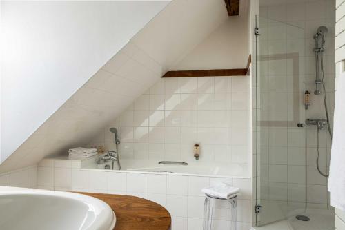 巴黎Hôtel d'Orsay - Esprit de France的一间带水槽和淋浴的浴室