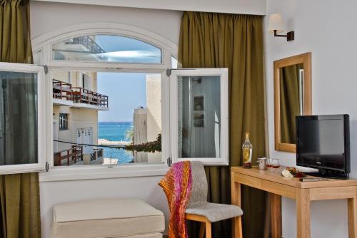 纳克索乔拉森雅酒店 的客房设有窗户、椅子和电视。