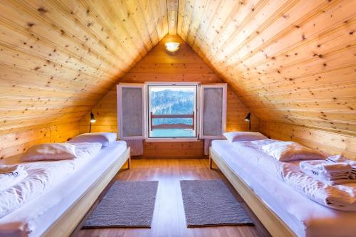 贝阿滕贝格斯特内酒店的木间设有两张床,设有窗户