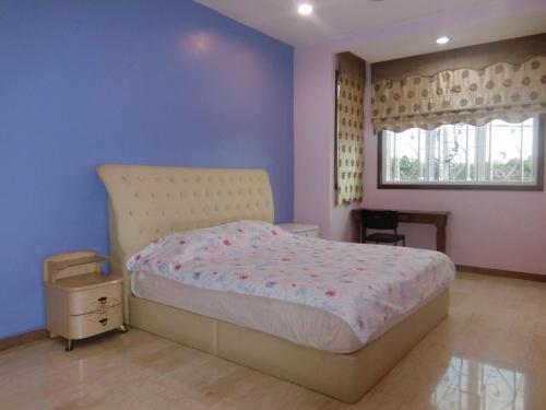 适耕庄适耕庄双杨6号民宿的一间卧室配有一张紫色墙壁和窗户的床