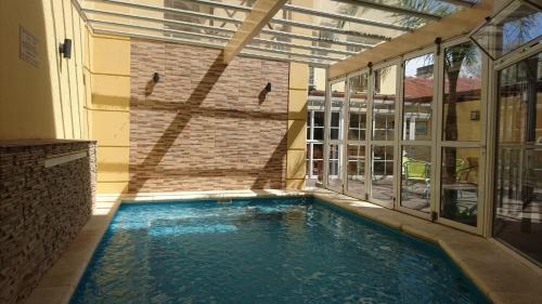圣特雷西塔Hotel Gran Lido的一座建筑物中央的游泳池