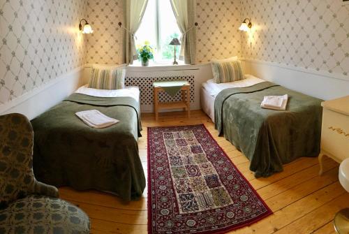 瓦斯泰纳安斯纳特罗吉27号旅馆的客房设有两张床、一把椅子和窗户。