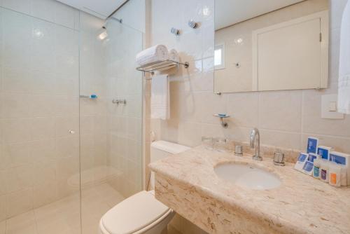 圣安德雷圣安德雷全套房蓝树酒店的一间带水槽、卫生间和淋浴的浴室
