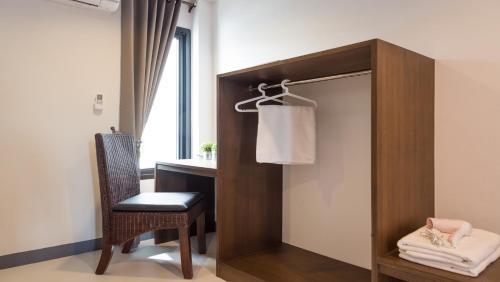 Ban Pa Sang (1)埃朵伊酒店的客房设有镜子、椅子和书桌
