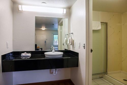 文图拉凡图拉市中心6号汽车旅馆的一间带水槽和镜子的浴室