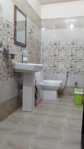 瑞诗凯诗Hostel Cozy Beds的一间带水槽、卫生间和镜子的浴室