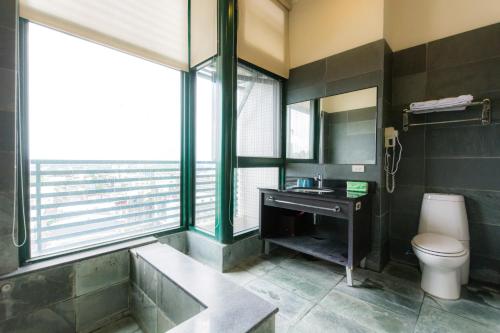 礁溪宜兰礁溪L温泉行馆的一间带水槽和卫生间的浴室
