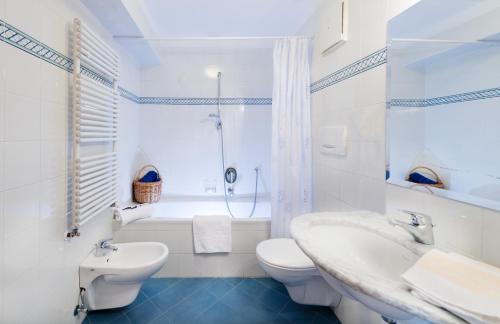 菲耶Hotel & Appartements Perwanger的一间带水槽、卫生间和淋浴的浴室