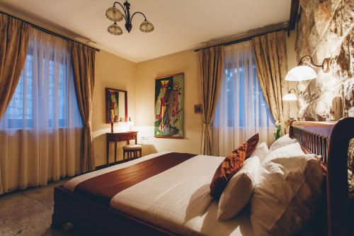 蒂瓦特卡鲁巴生态酒店的一间带一张大床的卧室,位于带窗户的房间内