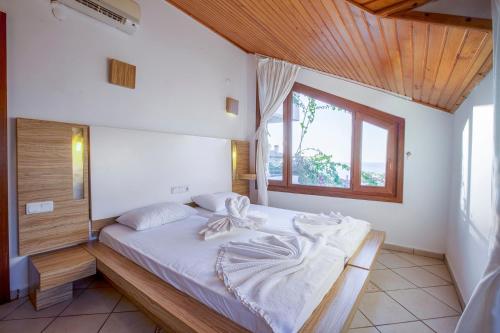 阿拉尼亚索纳塔别墅公寓的一间卧室设有一张带木制天花板的大床