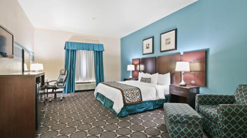 诺加利斯贝斯特韦斯特索诺拉套房酒店的配有一张床和一张书桌的酒店客房