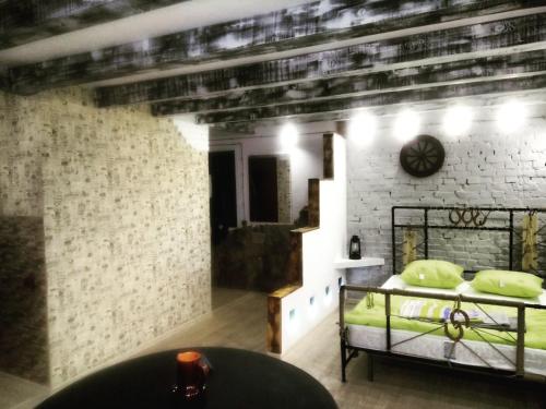KanskАпартаменты Loft的砖墙内带两张双层床的房间