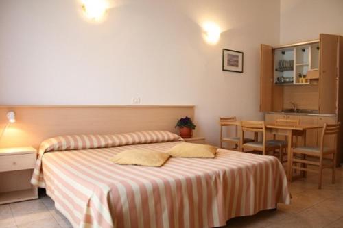 圣焦万尼瓦尔达尔诺圣乔瓦尼住宅酒店的一间卧室配有一张带两个枕头的床