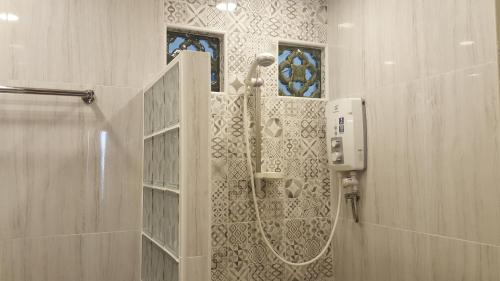 峇都丁宜峇都丁宜海景公寓的带淋浴的浴室,带玻璃门