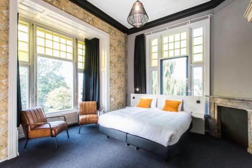 米德尔堡斯普伦可里克斯蒙门特酒店的卧室配有一张床、壁炉和窗户。