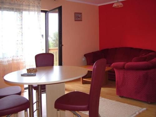 兹拉蒂博尔Guesthouse Vila Stakic的客厅配有桌椅和沙发