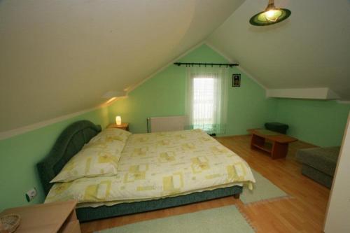 兹拉蒂博尔Guesthouse Vila Stakic的阁楼上的卧室配有一张大床