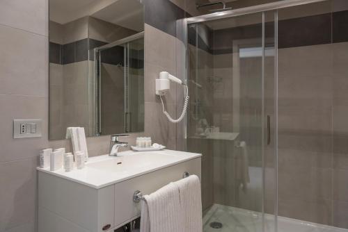 阿里亚诺伊尔皮诺碧非格兰德酒店的一间带水槽和淋浴的浴室