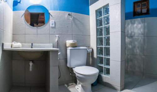 伦索伊斯Villa Justen Pousada的一间带卫生间、水槽和镜子的浴室