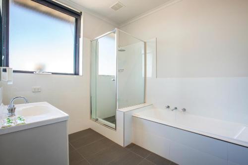St Albans圣奥尔本斯睡帽酒店的带淋浴和盥洗盆的白色浴室