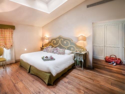 Isera卡萨德尔维诺瓦拉乡村民宿的一间卧室配有一张大床和大床头板
