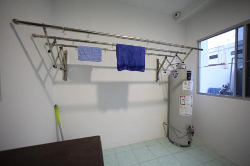 米里客来民宿 1379的一间带冰箱和蓝色毛巾的浴室