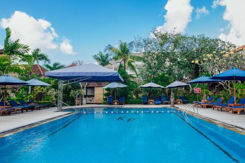 Kuta Puri Bungalows, Villas and Resort内部或周边的泳池