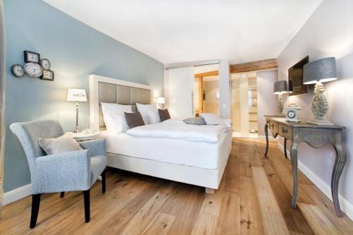拉芬斯堡盖瑟夫恩格尔酒店的卧室配有白色的床、书桌和椅子