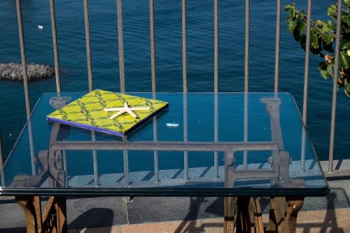 维克艾库塞维拉凯蒂度假村的一张桌子,上面有一把伞,坐在长凳上
