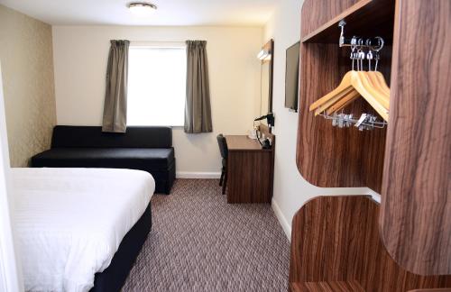 沃克索普Lock Keeper, Worksop by Marston's Inns的小酒店客房配有一张床和一把椅子