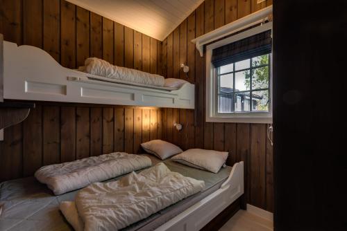 贝特斯托尔Bitigrenda N的客房设有两张床和窗户。