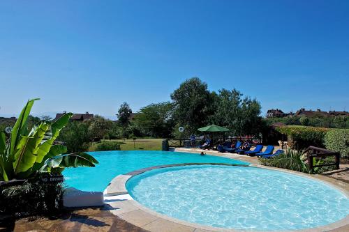 奈瓦沙东非大裂谷旅舍及高尔夫度假酒店的庭院里的一个蓝色海水大型游泳池