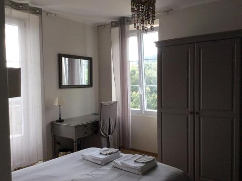 Serra-di-ScopameneCasa Sarrinca的一间卧室配有一张床、一张书桌和一个窗户。