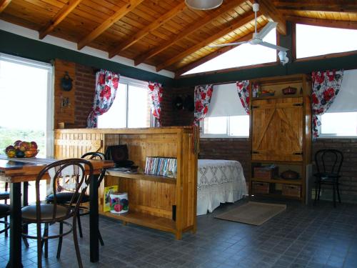维拉卡洛斯帕兹Cabañas Doña Itati的卧室配有一张床和一张桌子及椅子