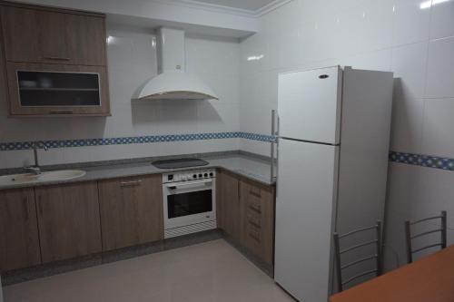 里瓦德奥Duplex Ribadeo的厨房配有白色冰箱和水槽