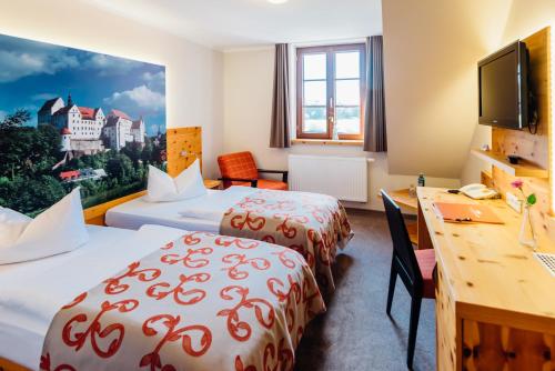 赫夫根Erlebnishotel "Zur Schiffsmühle"的酒店客房配有两张床和一张书桌