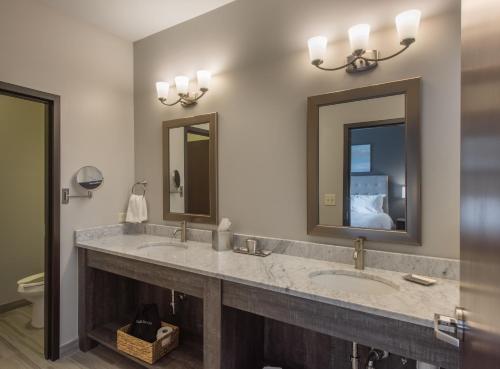 海伦Valhalla Resort Hotel的浴室设有2个水槽和2面镜子