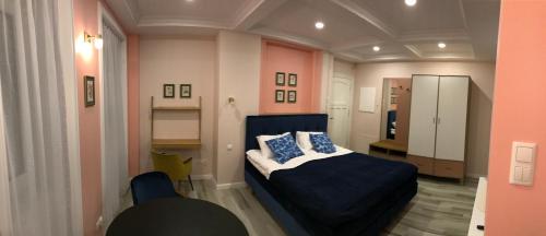 比得哥什维斯森霍弗法9号公寓的一间卧室配有一张带蓝色床单和蓝色枕头的床。